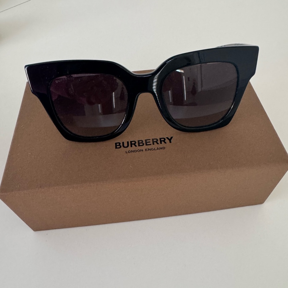 ****SOLD***** Classic Burberry sunglasses